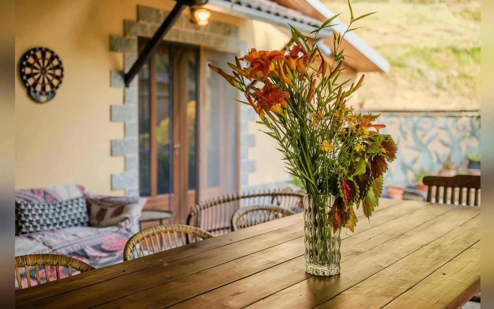 Terrazza esterna con tavolo e fiori, foto 3
