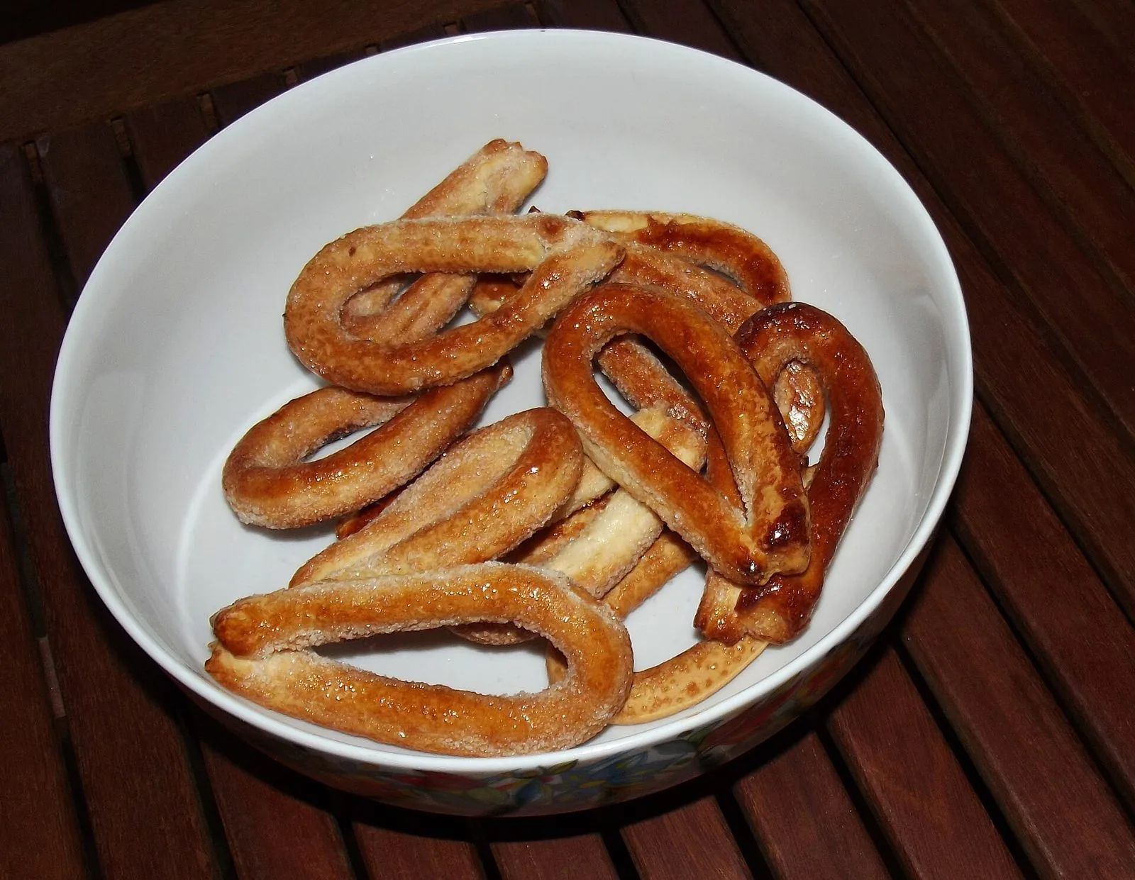 Torcetti piemontesi caramellati in una ciotola bianca