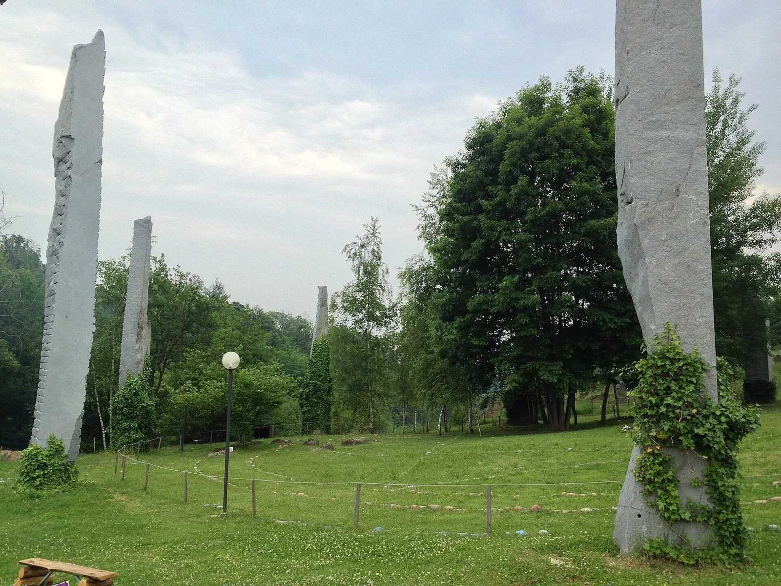Pietre erette in un prato verde circondato da alberi nel territorio della comunità di Damanhur, a Vidracco